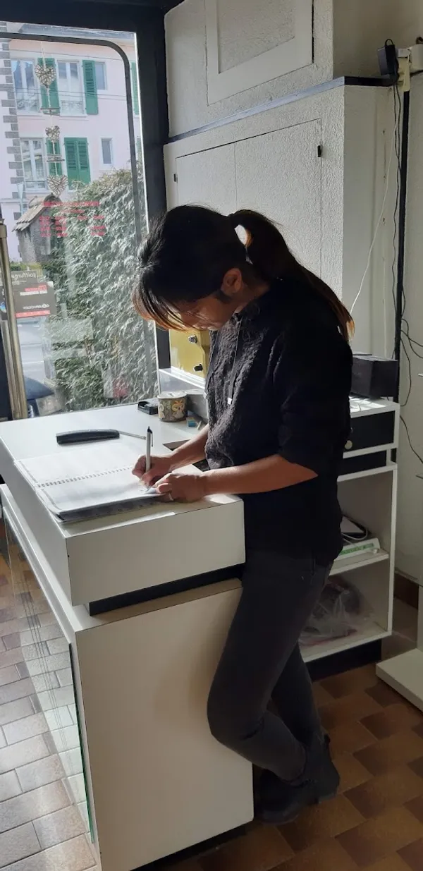 Comptoir d'accueil du salon, vue sur la Route de Cossonay