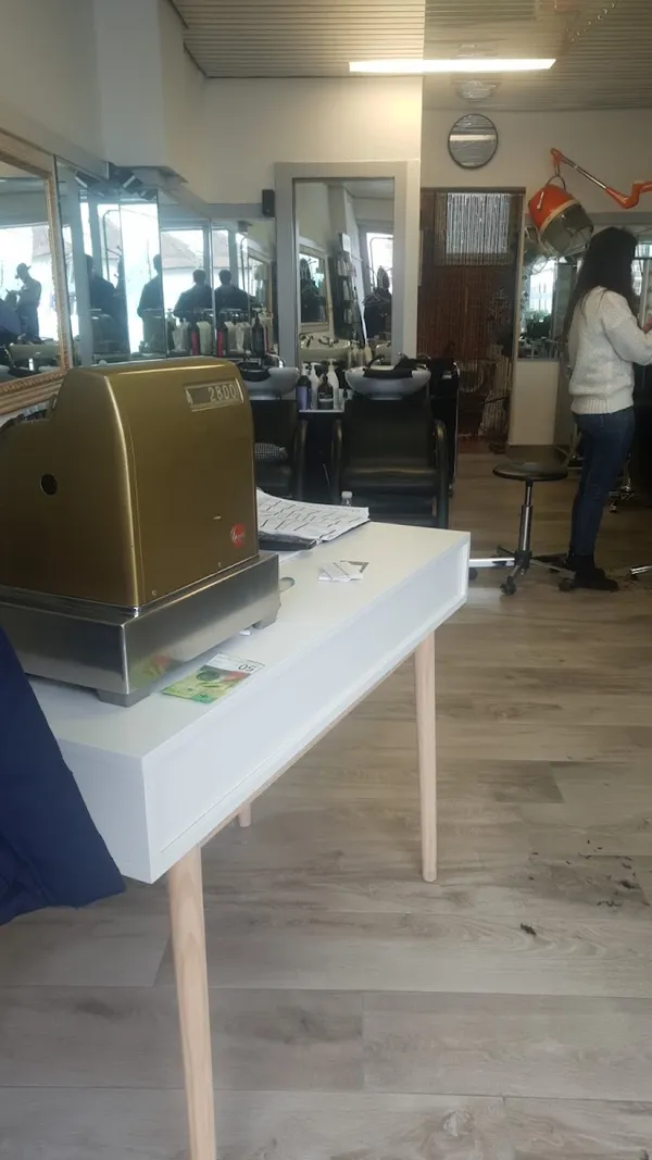 Caisse enregistreuse vintage sur le comptoir du salon