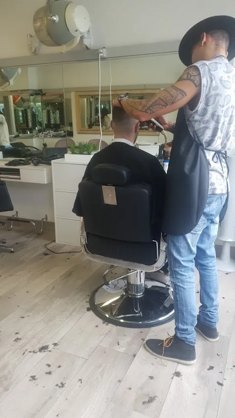 Taille de barbe et coupe homme en cours au salon